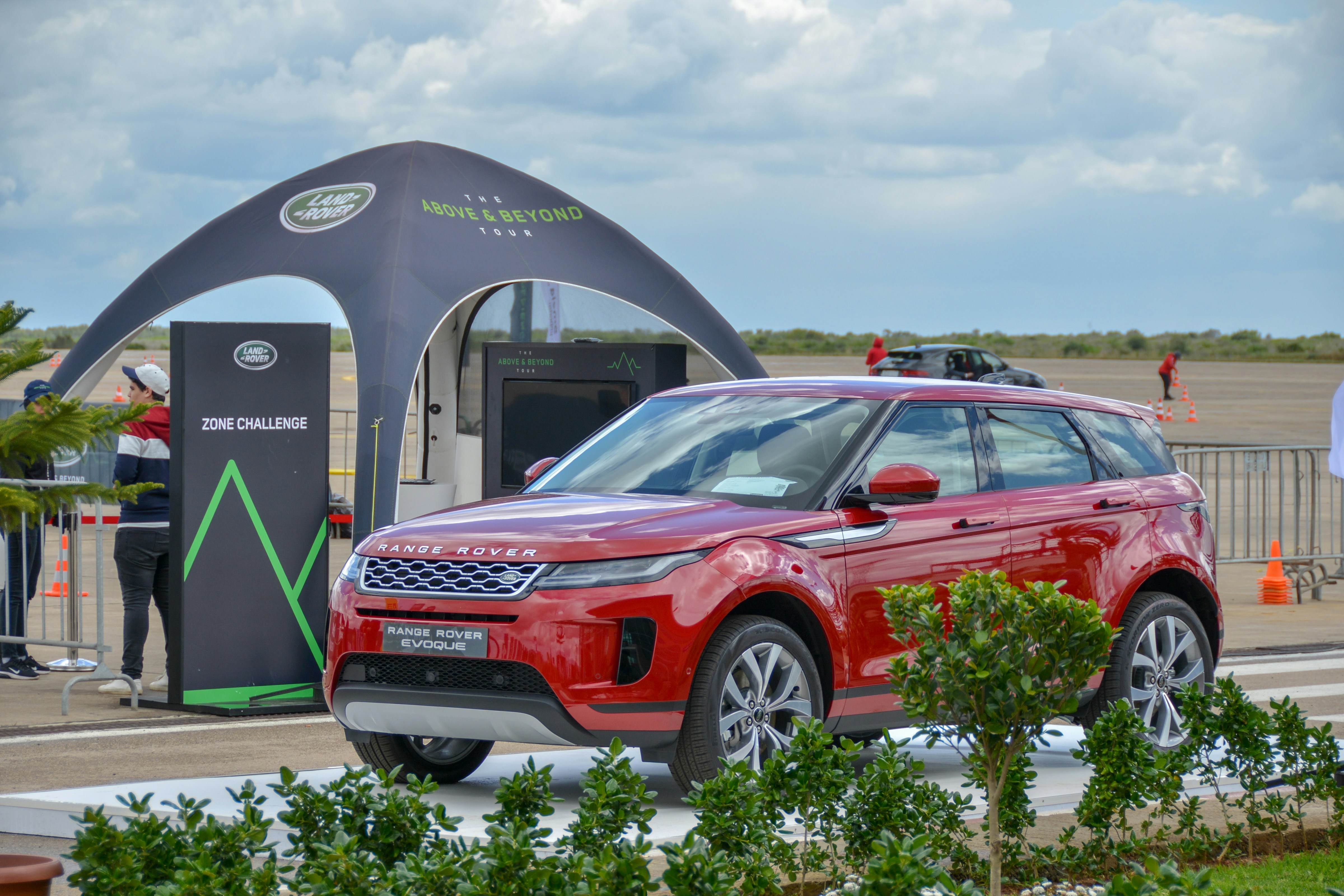 Jaguar Land Rover to Cut Up to 4,000 Jobs as Carmaker Targets £1.7 Billion in Savings